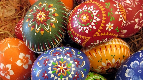Aufwändig verzierte sorbische Ostereier in verschiedenen Farben.