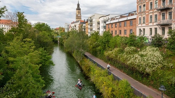 Stadtansicht Leipzig, Stadtteil Plagwitz, durchzogen von vielen Kanälen, auf denen man Freizeitsport wie Paddeln, Kanufahren und Standuppadeln nachgehen kann.