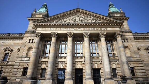 Der Blick nach oben zum Reichsgerichtsgebäude in Leipzig, ein imposanter Bau mit 6 Säulen am Eingang.