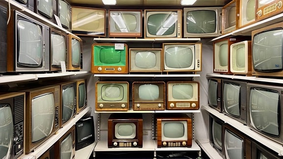 Blick in einen Raum voller historischer Fernsehgeräte