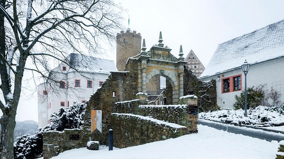 Eine verschneite Burg, Blick auf das große Burgtor.