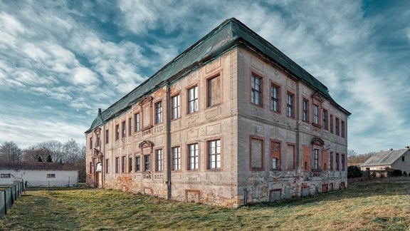 Das Halbe Schloss im Altenburger Land: ein barockes Gebäude, dessen Außenfassade auf Arbeiten am Gebäude schließen lässt