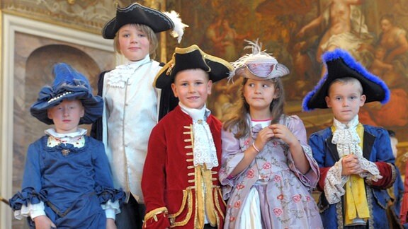 Verkleidete Kinder auf Schloss Moritzburg: die Mädchen tragen Kleider wie Hofdamen, die Jungen einen Dreizack und Mäntel wie adlige Herren