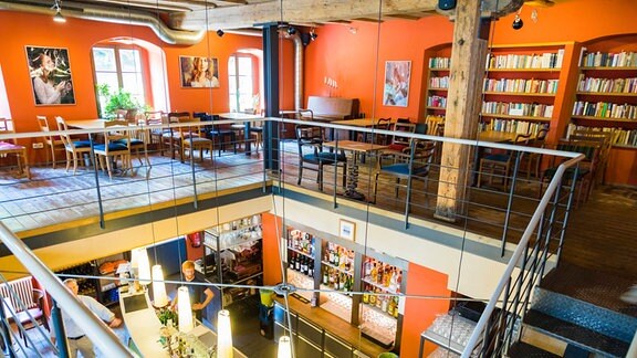 Blcik von einer Empore auf die untere Etage einer Bar in der Schönherrfabrik