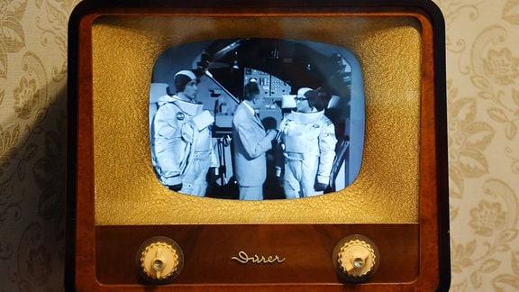 Eine Aufzeichnung der Mondlandung ist in einem historischen Fernseher im Astronomiemuseum Sonneberg zu sehen.
