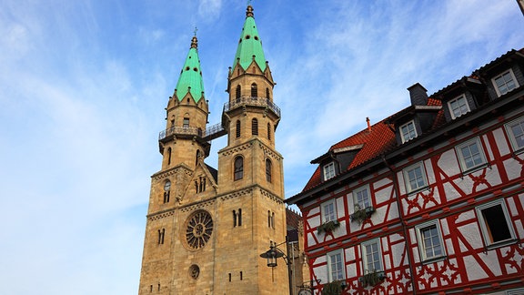Die Stadtkirche St. Marien Meiningen mit zwei Türmen, die über einen Übergang miteinander verbunden sind