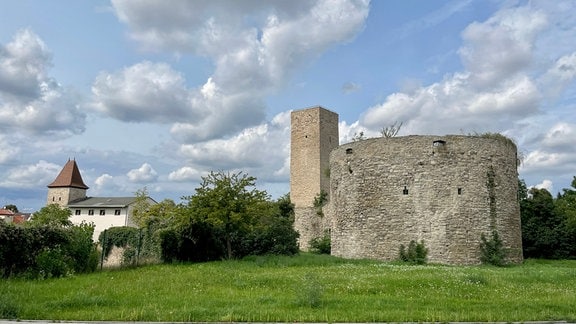 Blick auf die historische Stadtmauer von Staßfurt mit Rondell und Wehrturm