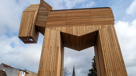 Ein trojanisches Pferd steht am Rande des Geländes des Winckelmann-Museums. Es ist komplett aus Holz.