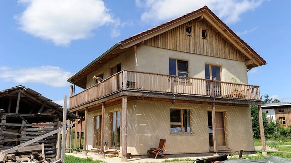 Wohnhaus aus Holz, Strohballen und Lehmputz