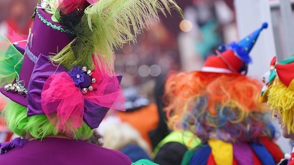 Jecken und Karnevalisten mit Verkleidung in Köln