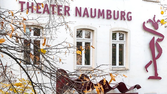 Tag/Außen/Quer: Theater Naumburg. Außenfront mit Eingang und Schriftzug und Baum
