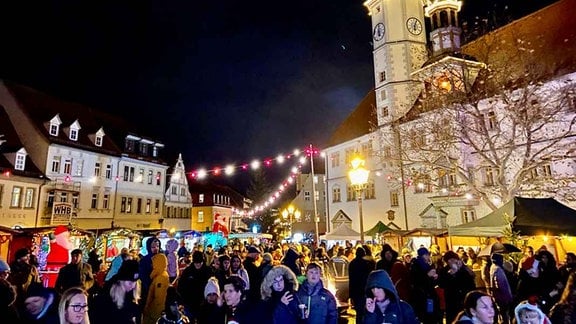 Ein beleuchteter Weihnachtsmarkt bei Nacht