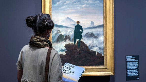 Besucherin in einer Caspar-David-Friedrich-Ausstellung