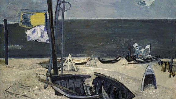 Ein Gemälde zeigt zerbrochene Boote am Strand