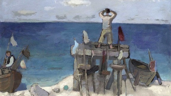 Ein Gemälde zeigt einen Mann von hinten, der auf einem Holzgerüst am Strand steht und aufs Meer schaut
