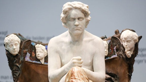 Klingers Skulptur "Beethoven" (1902) steht in der Jubiläumsausstellung mit Werken von Max Klinger im Museum der bildenden Künste (MdbK). 