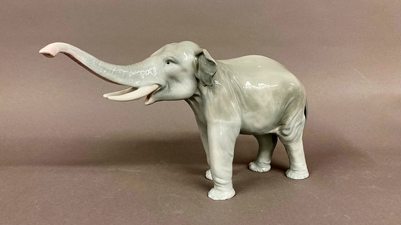 Porzellanfigur eines Elefanten. 