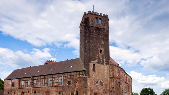 Das Schloss Schnaditz mit hohem Turm