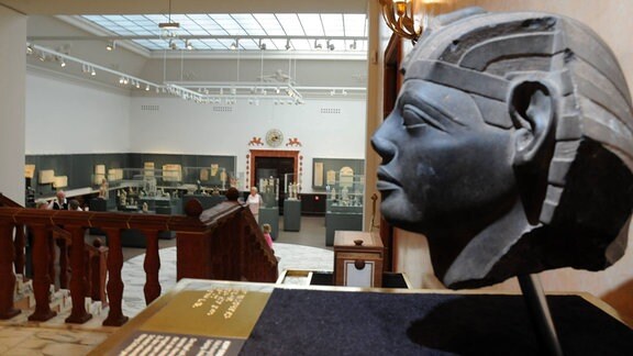 Exponate im Ägyptischen Museum der Uni Leipzig im Krochhochhaus.