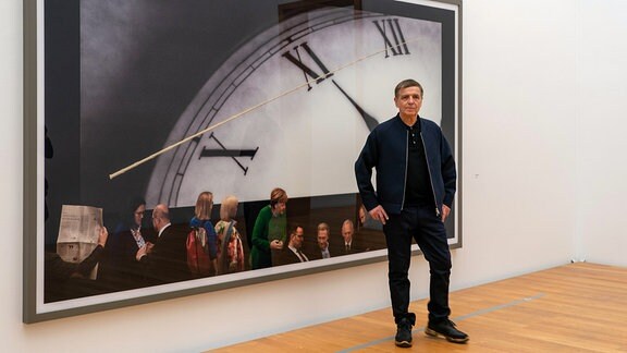 Der Fotograf Andreas Gursky steht vor seinem Werk Politik II (2020) im Museum der bildenden Künste (MdbK) in Leipzig
