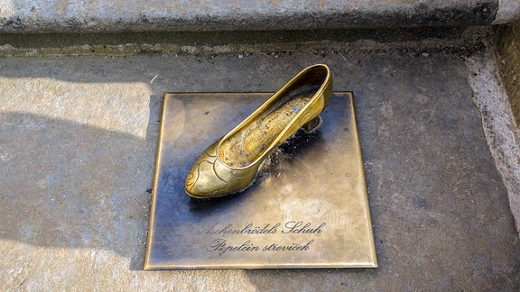 Aschenbrödels Schuh als Metallskulptur auf der Treppe am Schloss Moritzburg.