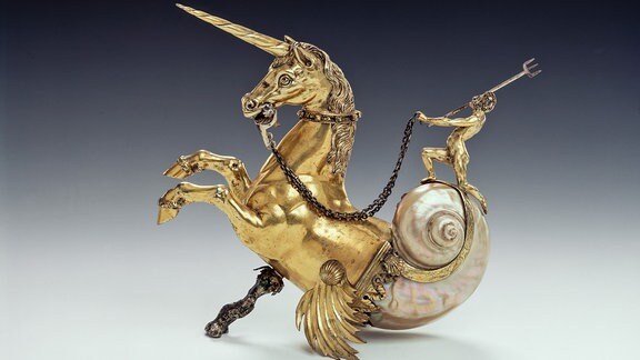 Vergoldeter Kunstschatz: Ein sich aufbäumendes Einhorn mit einem Neptun als Reiter