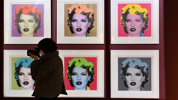 Portraits von Kate Moss hängen in der Ausstellung "Banksy: Genius or Vandal?".