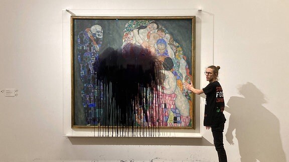 Aktivist der "Letzten Generation" nach einer Attacke auf ein Gemälde von Gustav Klimt