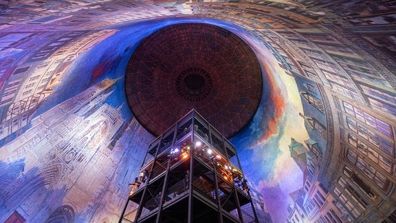 Blick auf das Rundbild «Die Kathedrale von Monet» im Asisi-Panometer, in der Mitte ein Turm mit Scheinwerfern.