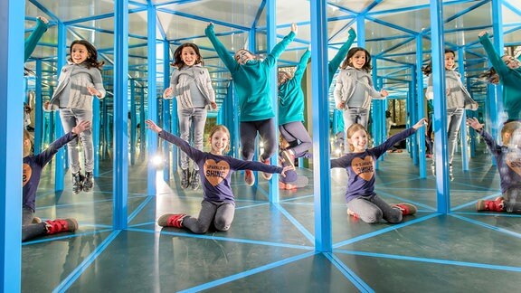 Kinder spielen im Deutschen Hygnienemuseum Dresden.