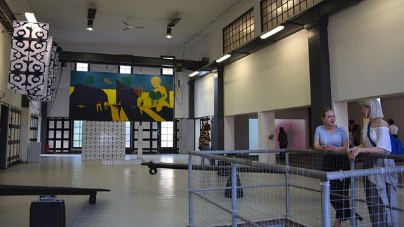 Eine Ausstellung in einer Halle des E-Werks in Eisenach. 
