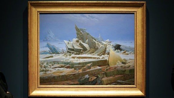 Zwei Frauen schauen sich das Werk «Das Eismeer» von Caspar-David-Friedrich in der Hamburger Kunsthalle an. 