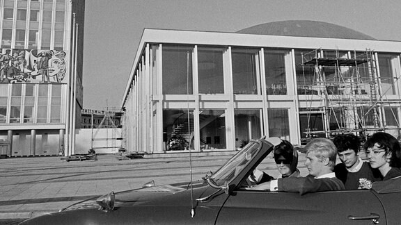 Schwarz-weiß-Fotografie eines Gebäudes in Ostberlin, 1964, aus der Serie "Die Deutschen" von René Burri
