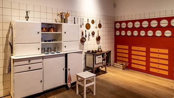 Ein Küchenbuffet in einem Ausstellungsraum mit alten Küchenuntensilien