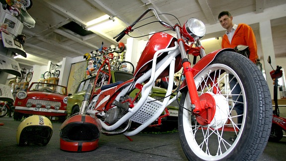 Ein umgebautes Moped auf Basis einer "Simson S50" wird 2009 im Fahrzeugmuseum in Glöthe bei Staßfurt gezeigt.