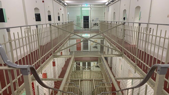 Lern- und Gedenkort Kaßberg-Gefängnis: Blick in das Treppenhaus des Gefängnisses.