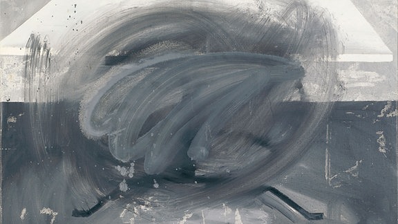 grau-schwarz-weißes Gemälde eines Tisches, der übermalt worden ist