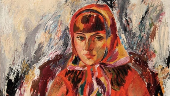 Ölgemälde einer Frau mit halblangen Haaren, buntem Kopftuch und rotem Mantel