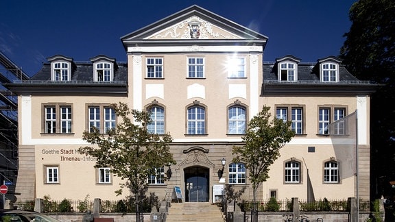 Das Goethe Stadtmuseum Ilmenau: Ein Gebäude mit einer großen Eingangstreppe