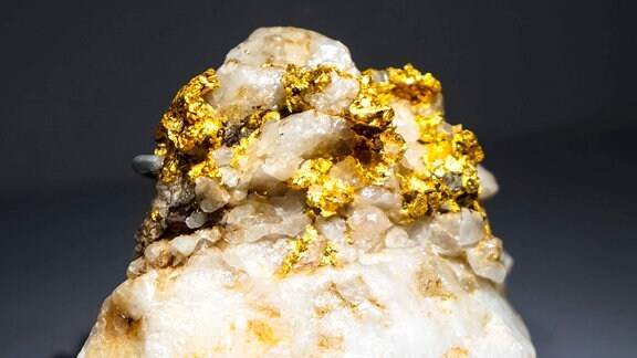 Natürliches Gold an einem Stein