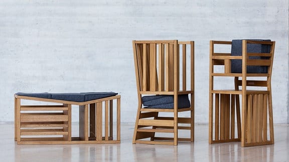 Eine Sitzbank, ein Lernturm und ein Hochstuhl der Möbeldesignerin Ursula Schreck; ihr Produkt ZAUNKÖNIG, 2018, Eiche geölt, Wollfilz 