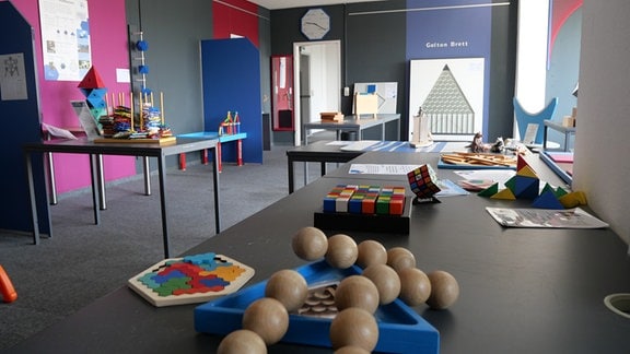 Zu sehen ist ein Blick in das Museum "Inspirata" in Leipzig, auf Tischen liegen verschiedene knifflige Spiele bereit.