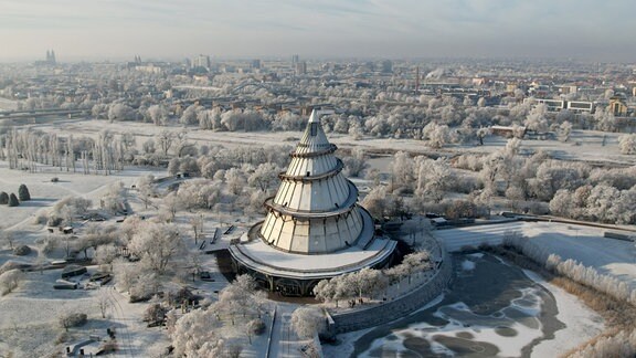Blick auf den Jahrtausendturm im Magdeburger Elbauenpark