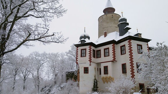Burg Posterstein umgeben von verschneiten Bäumen