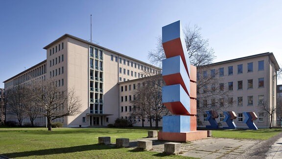Bundesamt für Bauwesen und Raumordnung, ein langes Gebäude, davon ein überdimensionales Kunstwerk, ähnlich dem Buchstaben E