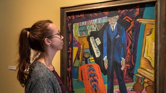 Junge Frau betrachtet Bild von Ernst Ludwig Kirchner in der Kunstsammlung Jena.