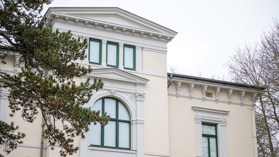 Außern/Tag/Querformat: Ansicht vom Kunsthaus Apolda Avantgard, welches sich in einer ehemaligen Fabrikantenvilla von 1871/1872 in der Bahnhofsstraße befindet, zeigt eine Ausstellung zu Friedensreich Hundertwasser.