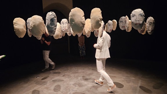 Die Installation "43 Studenten" der Künstlerin Sandra del Pilar; Gesichter hängen von der Decke, scheinbar auf Kissen befestigt