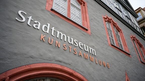 Außen/Tag/Querformat: Das Stadtmuseum und die Kunstsammlung Jena sind in einem neugotischen Haus am Markt in Jena angesiedelt. 
