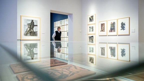 Innen/Querformat: Innenansicht der Ausstellungsräume der Kunstsammlung Jena, in welcher wechselnde Ausstellungen - hier mit Werken von Peter Schnürpel - gezeigt werden.